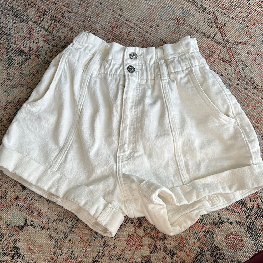 Abercrombie white shorts - size 28